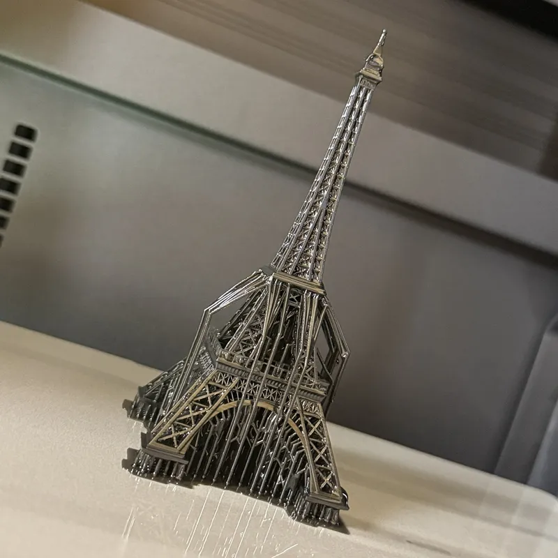 Eifeļa torņa modelis no fotopolimēra