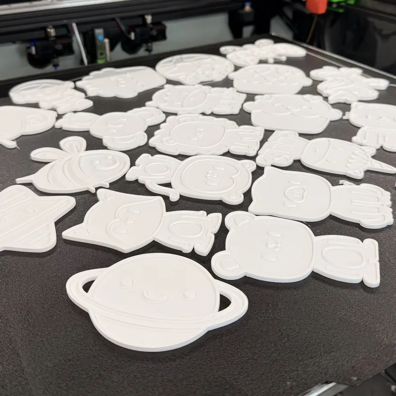 Detaļu sērija uz 3D printera galda