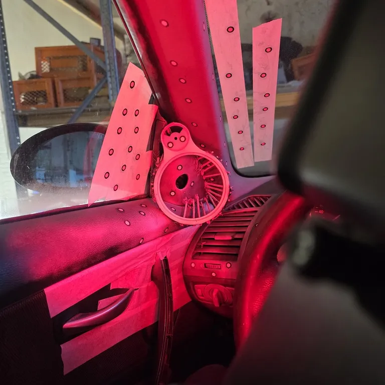 Skaļruņu podiuma prototipa pielaikošana automašīnā