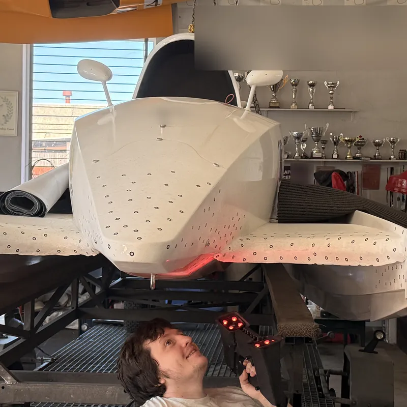 Sacīkšu motorlaivas korpusa 3D skenēšana ar marķieriem