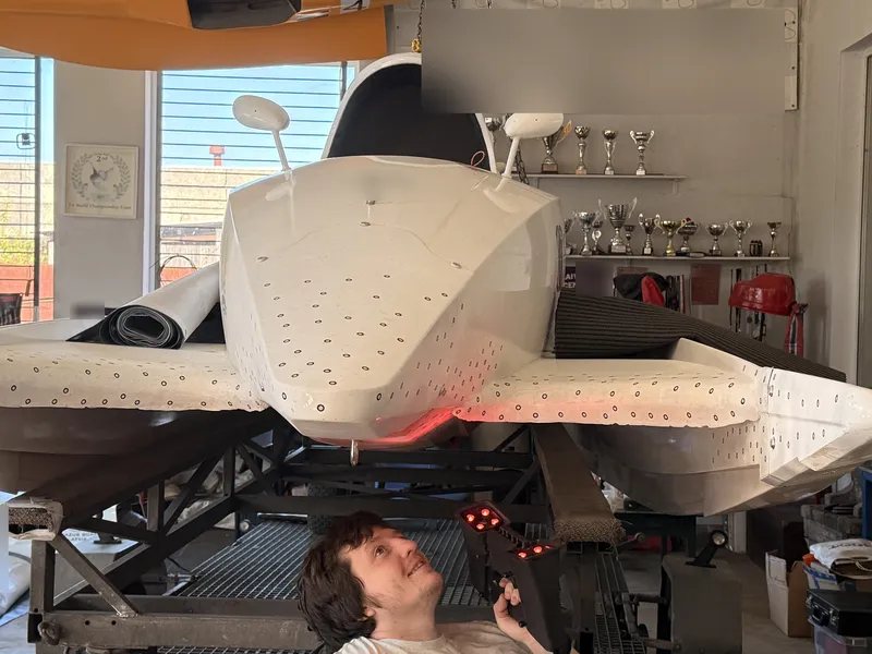 Sacīkšu motorlaivas korpusa 3D skenēšana